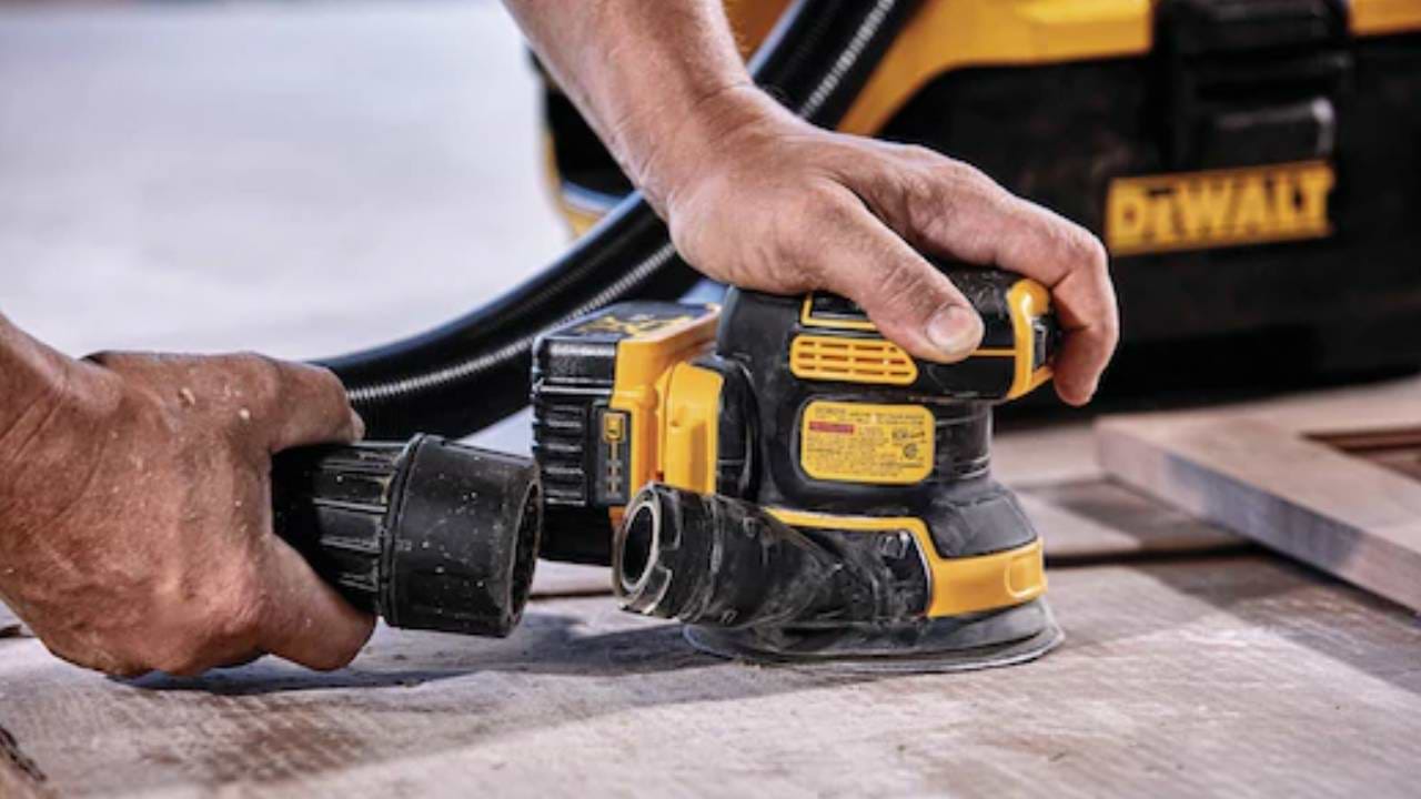 מלטשת אקצנטרית "5  בראשלס XR כולל סוללה 2AH ומטען Dewalt DCW210P1-2AH