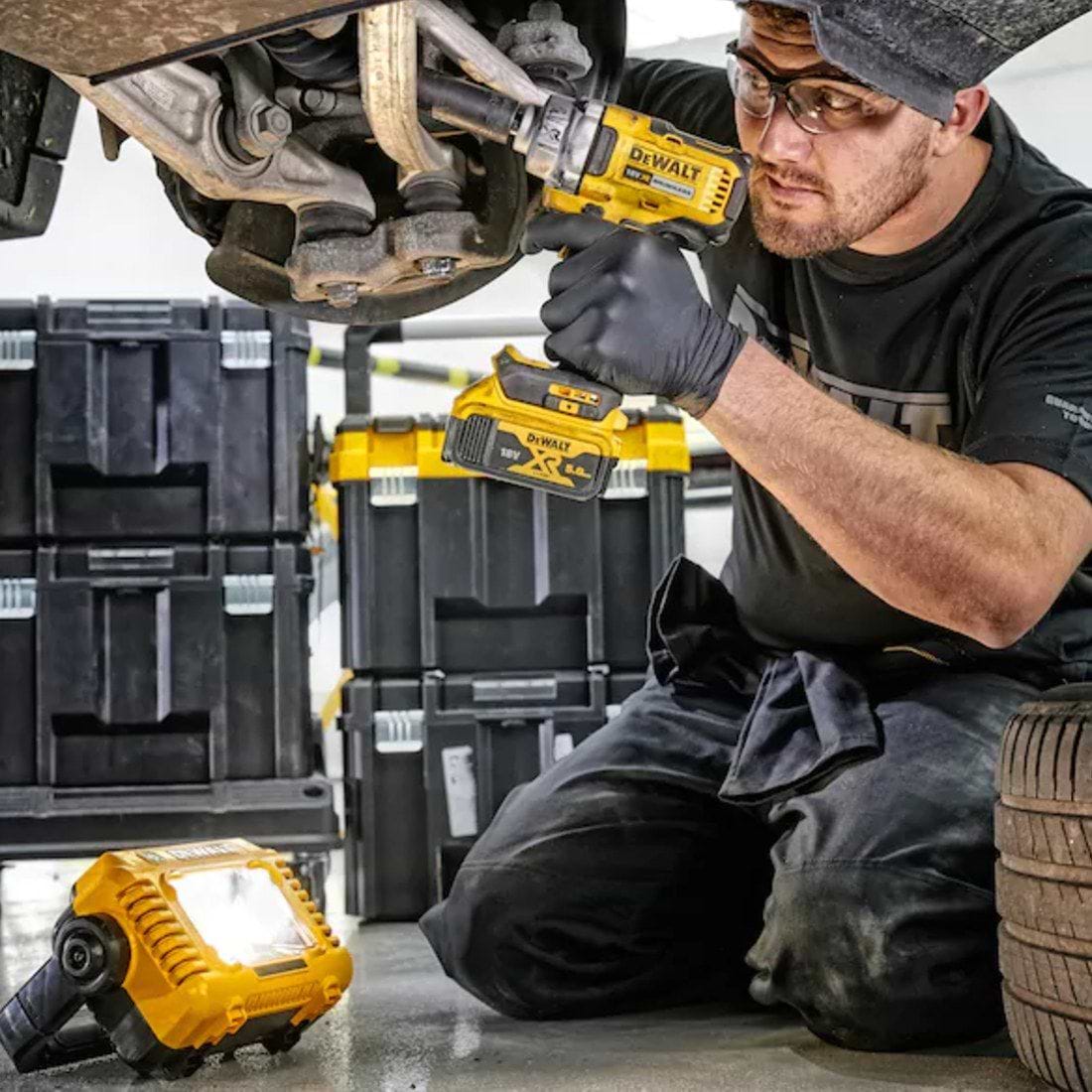 פנס לד מתכוונן 18/20V דגם DeWALT DCL077N