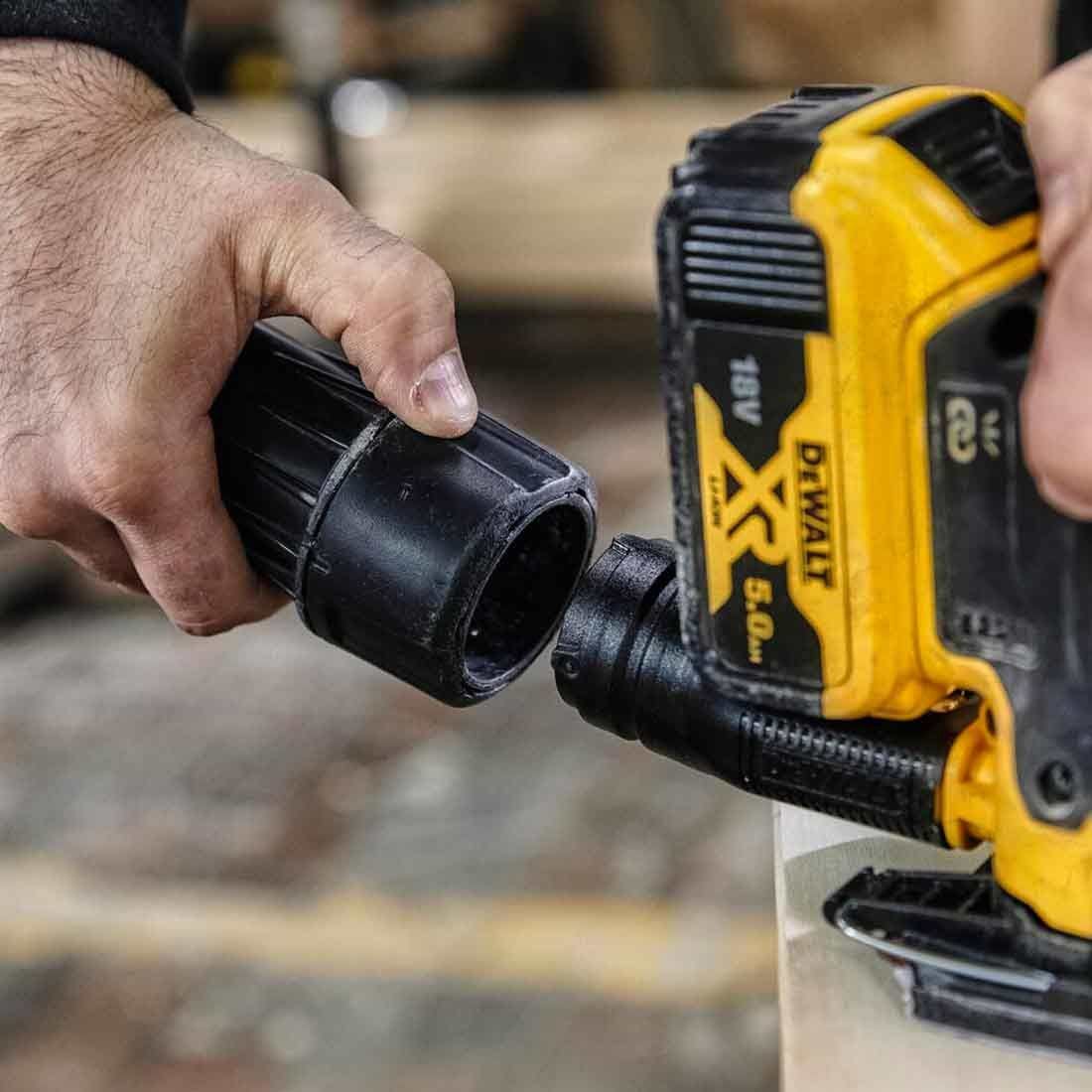 מתאם Airlock מתחבר ישירות למערכת Airlock של DEWALT ויוצר חיבור מאובטח ונעילה בין ביט לשואב אבק.