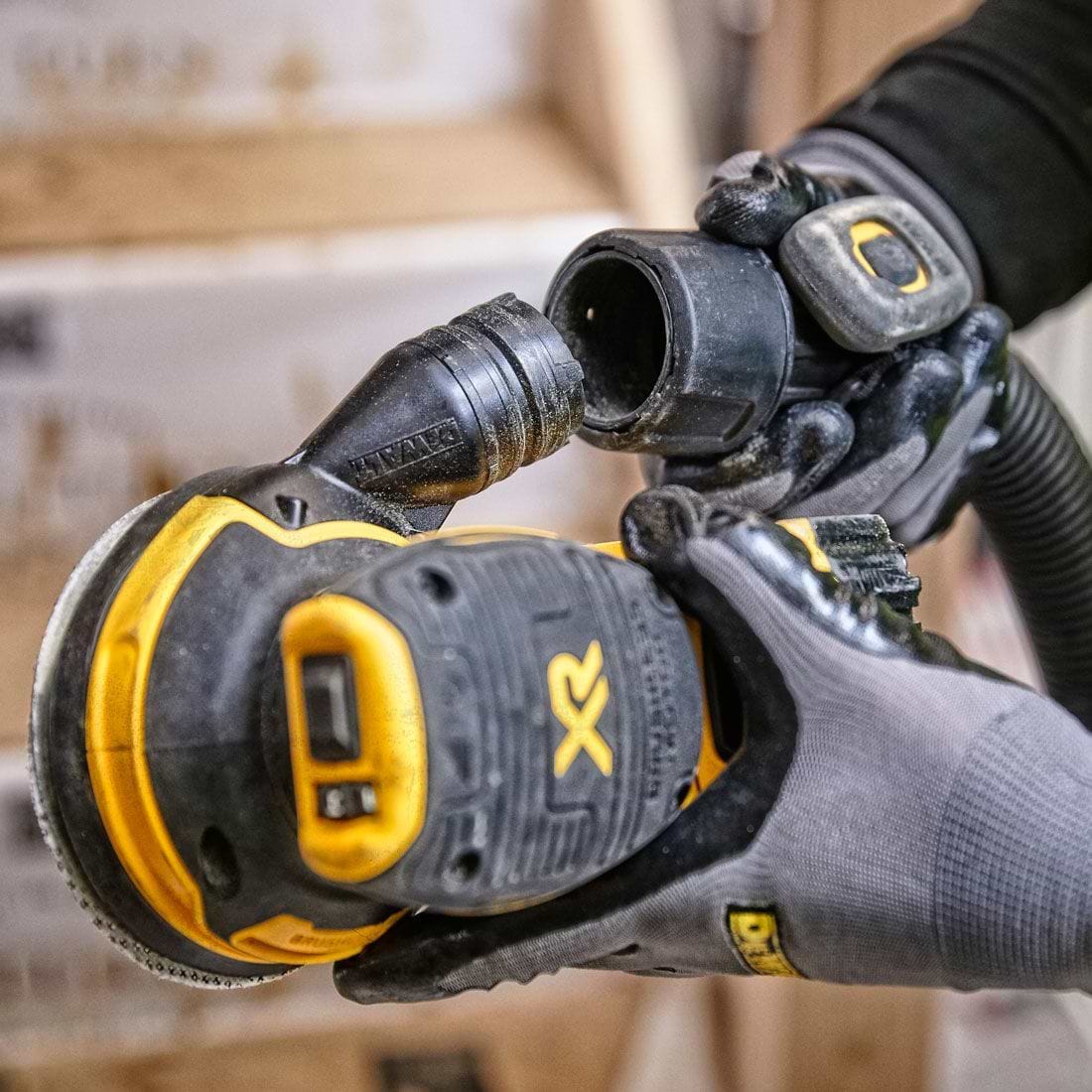 מלטשת אקצנטרית 18V "5 בראשלס XR דגם DCW210N DeWalt - גוף בלבד