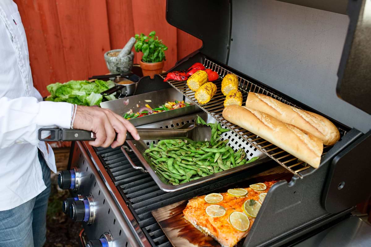 גריל גז 4 מבערים Baron s 490 IR עם כירת צד ושיפוד Broil King 64,000 BTU + מתנה!