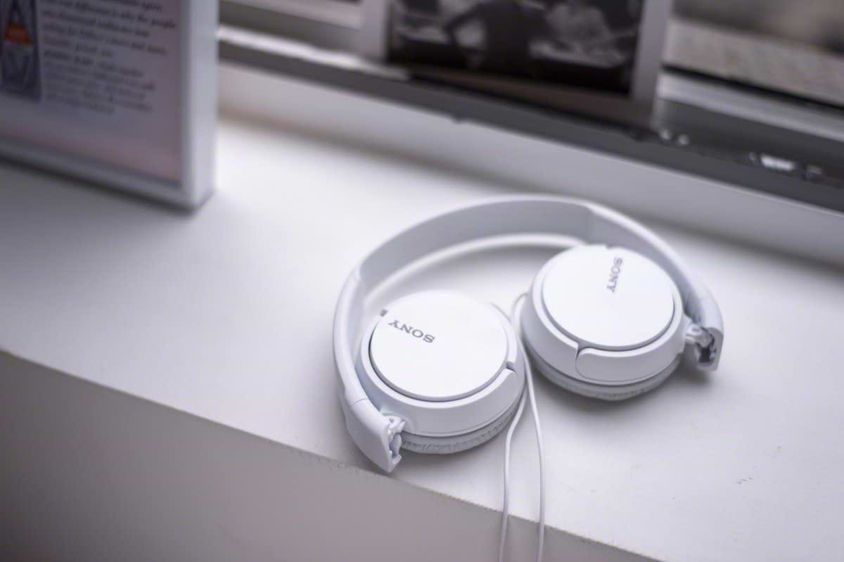 אוזניות חוטיות Sony MDR-ZX110AP - צבע שחור שנה אחריות ע"י היבואן הרשמי