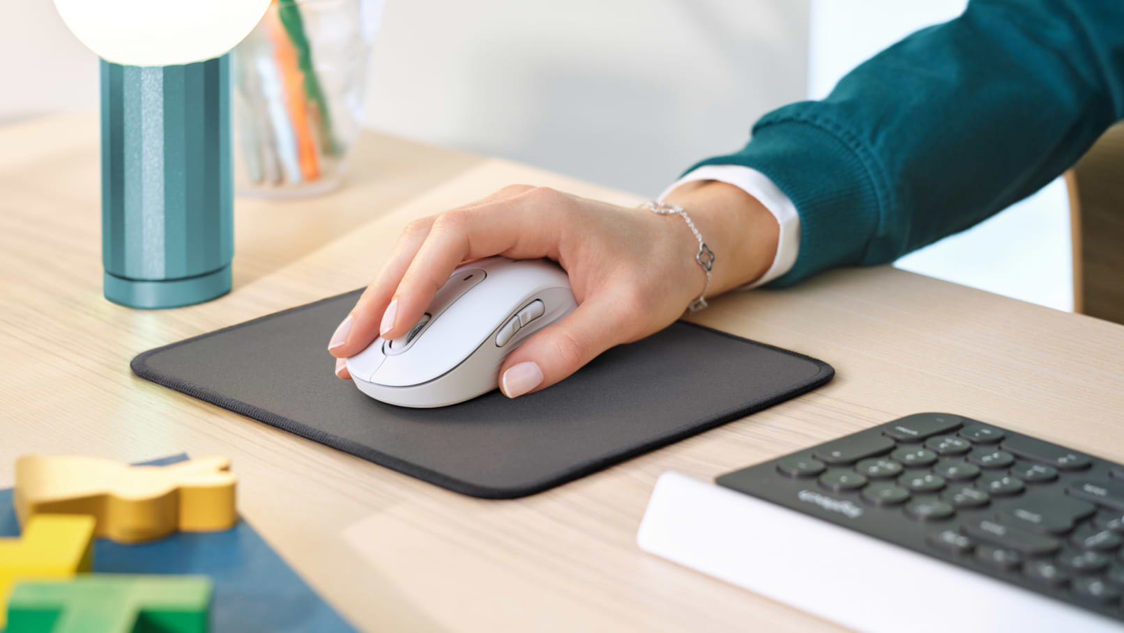 משטח לעכבר Logitech Mouse Pad - Studio Series - צבע כחול שנתיים אחריות ע"י היבואן הרשמי