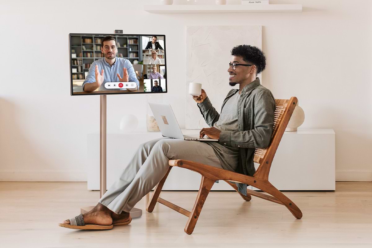 מסך מגע חכם נייד עם מצלמה מובנית 31.5'' AOPEN 32S1U Pro VA 4K UHD - צבע זהב שלוש שנות אחריות ע"י היבואן הרשמי