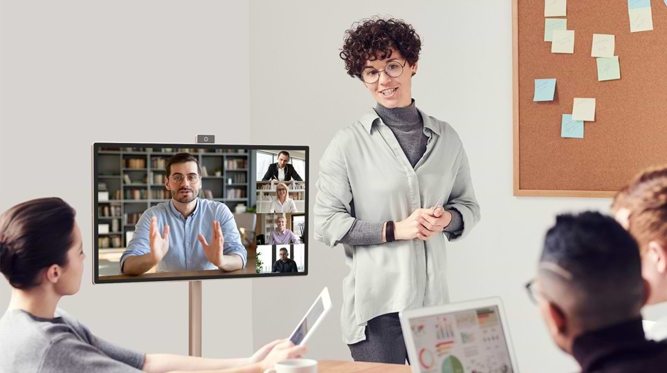 מסך מגע חכם נייד עם מצלמה מובנית 31.5'' AOPEN 32S1U Pro VA 4K UHD - צבע זהב שלוש שנות אחריות ע"י היבואן הרשמי