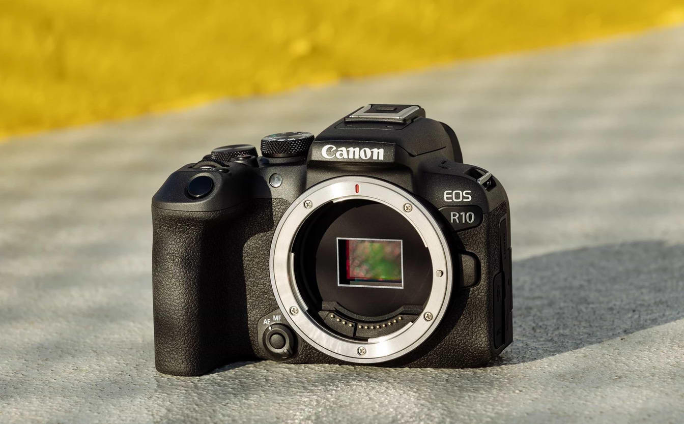 מצלמה דיגיטלית ללא מראה כולל עדשה Canon EOS R10 RF-S 18-45mm f/4.5-6.3 IS STM - צבע שחור שלוש שנות אחריות ע"י היבואן הרשמי