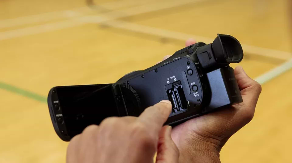 מצלמת וידאו מקצועית Canon LEGRIA HF G70 UHD 4K - צבע שחור שלוש שנות אחריות ע"י היבואן הרשמי