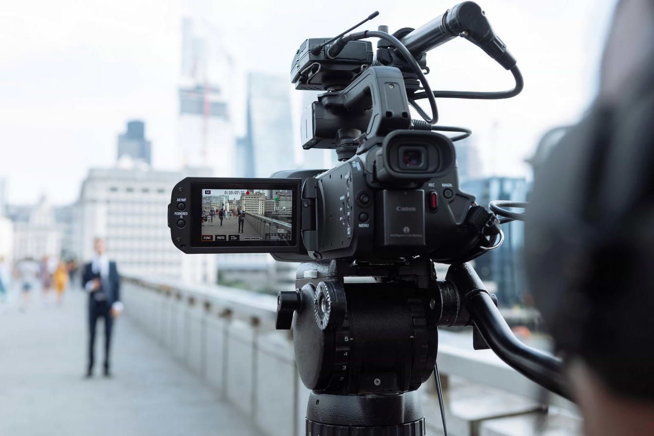 מצלמת וידאו מקצועית Canon XA70 UHD 4K - צבע שחור שלוש שנות אחריות ע"י היבואן הרשמי