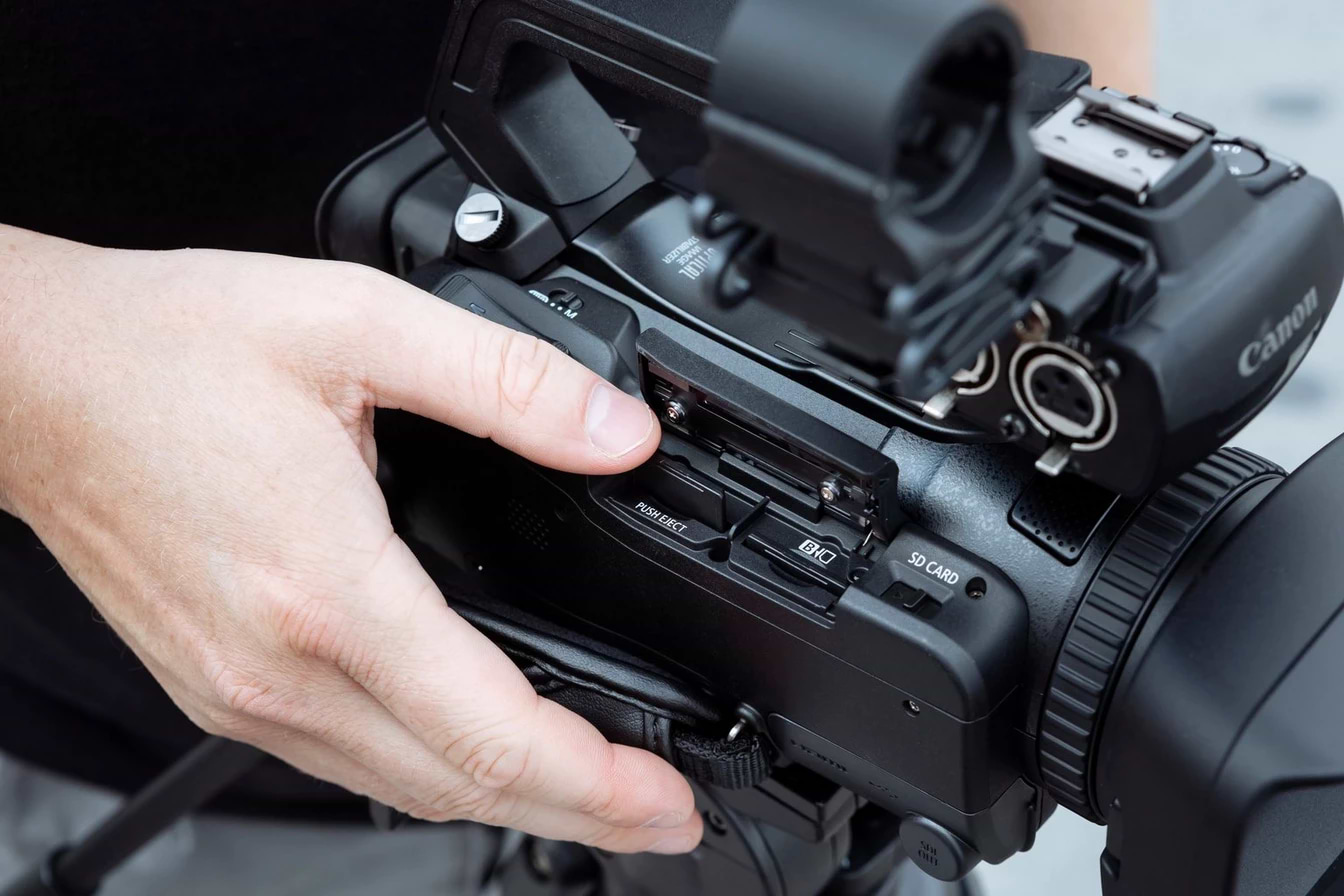 מצלמת וידאו מקצועית Canon XA70 UHD 4K - צבע שחור שלוש שנות אחריות ע"י היבואן הרשמי
