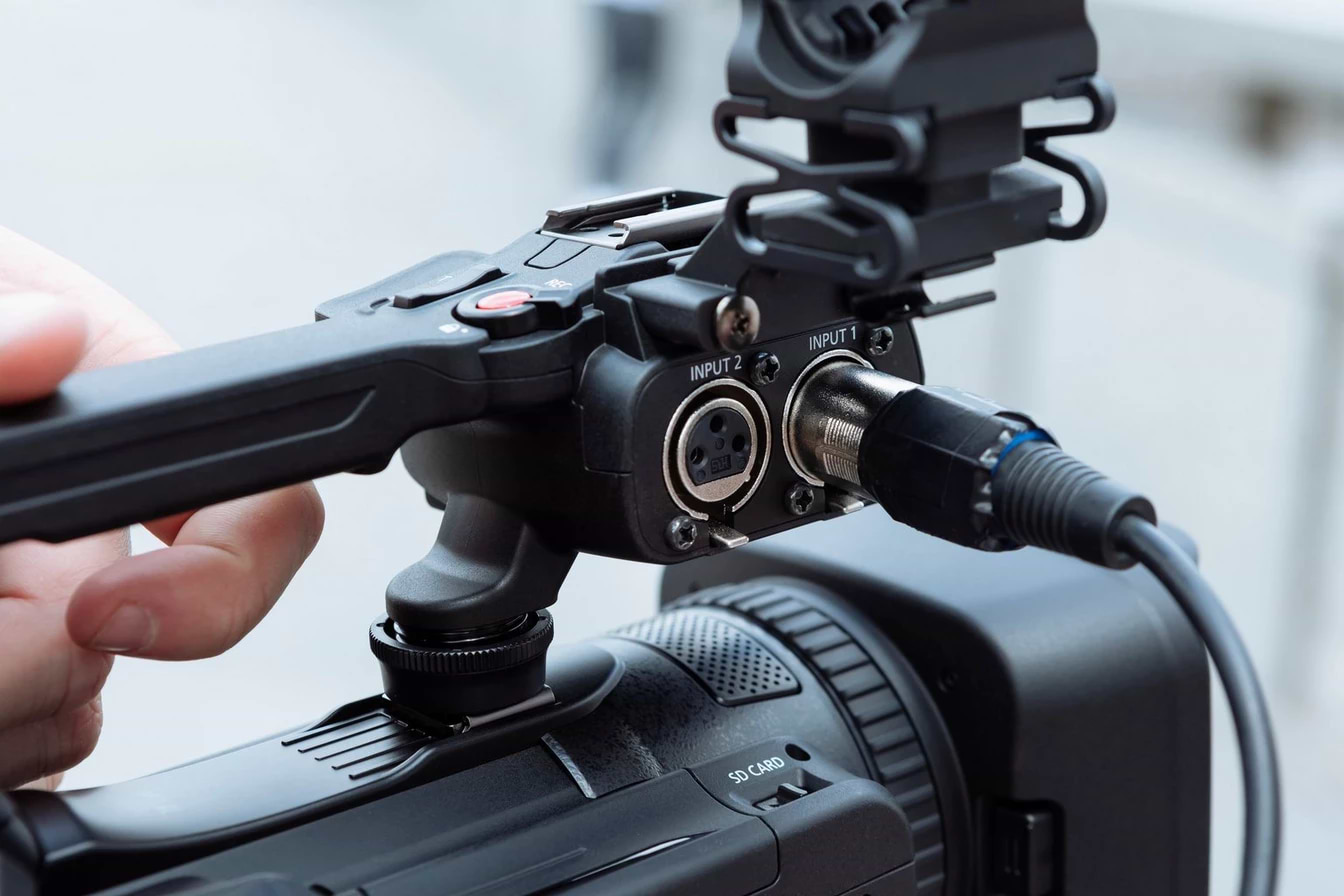 מצלמת וידאו מקצועית Canon XA70 UHD 4K - צבע שחור שלוש שנות אחריות ע"י היבואן הרשמי