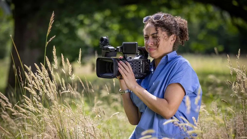 מצלמת וידאו מקצועית Canon XF605 UHD 4K - צבע שחור שלוש שנות אחריות ע"י היבואן הרשמי