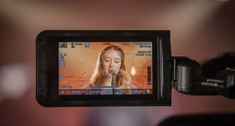 מצלמת וידאו מקצועית Canon XF605 UHD 4K - צבע שחור שלוש שנות אחריות ע"י היבואן הרשמי