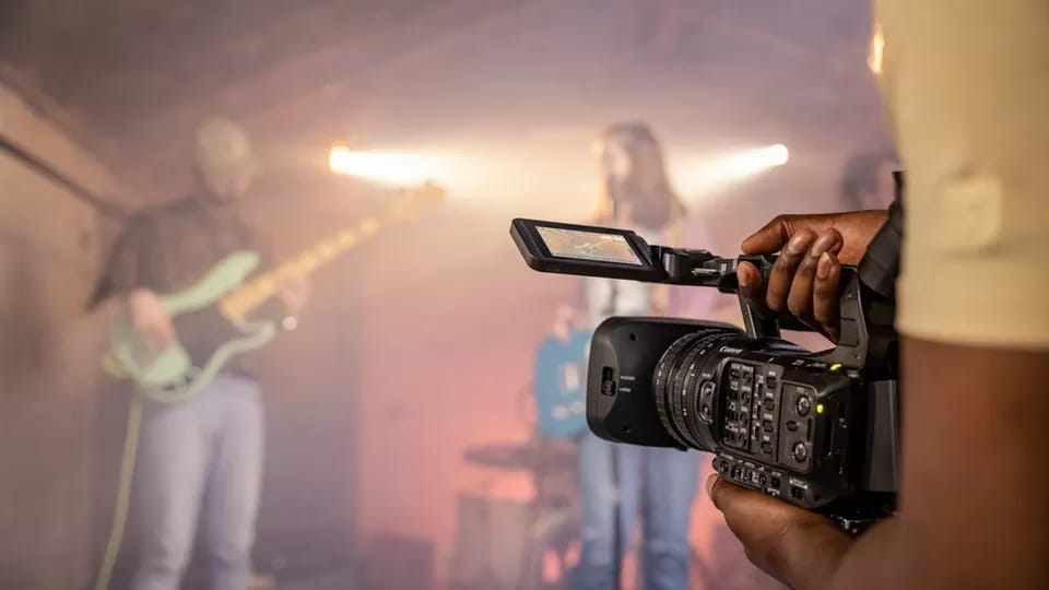 מצלמת וידאו מקצועית Canon XF605 UHD 4K - צבע שחור שלוש שנות אחריות ע"י היבואן הרשמי