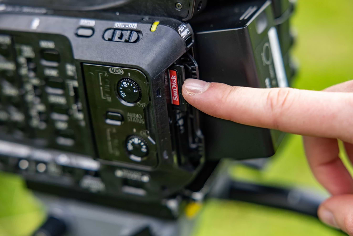 מצלמת וידאו מקצועית Canon XF605 UHD 4K - צבע שחור שלוש שנות אחריות ע"י היבואן הרשמי
