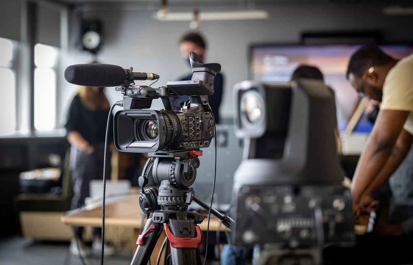 מצלמת וידאו מקצועית Canon XF605 UHD 4K - צבע שחור שלוש שנות אחריות ע"י היבואן הרשמי