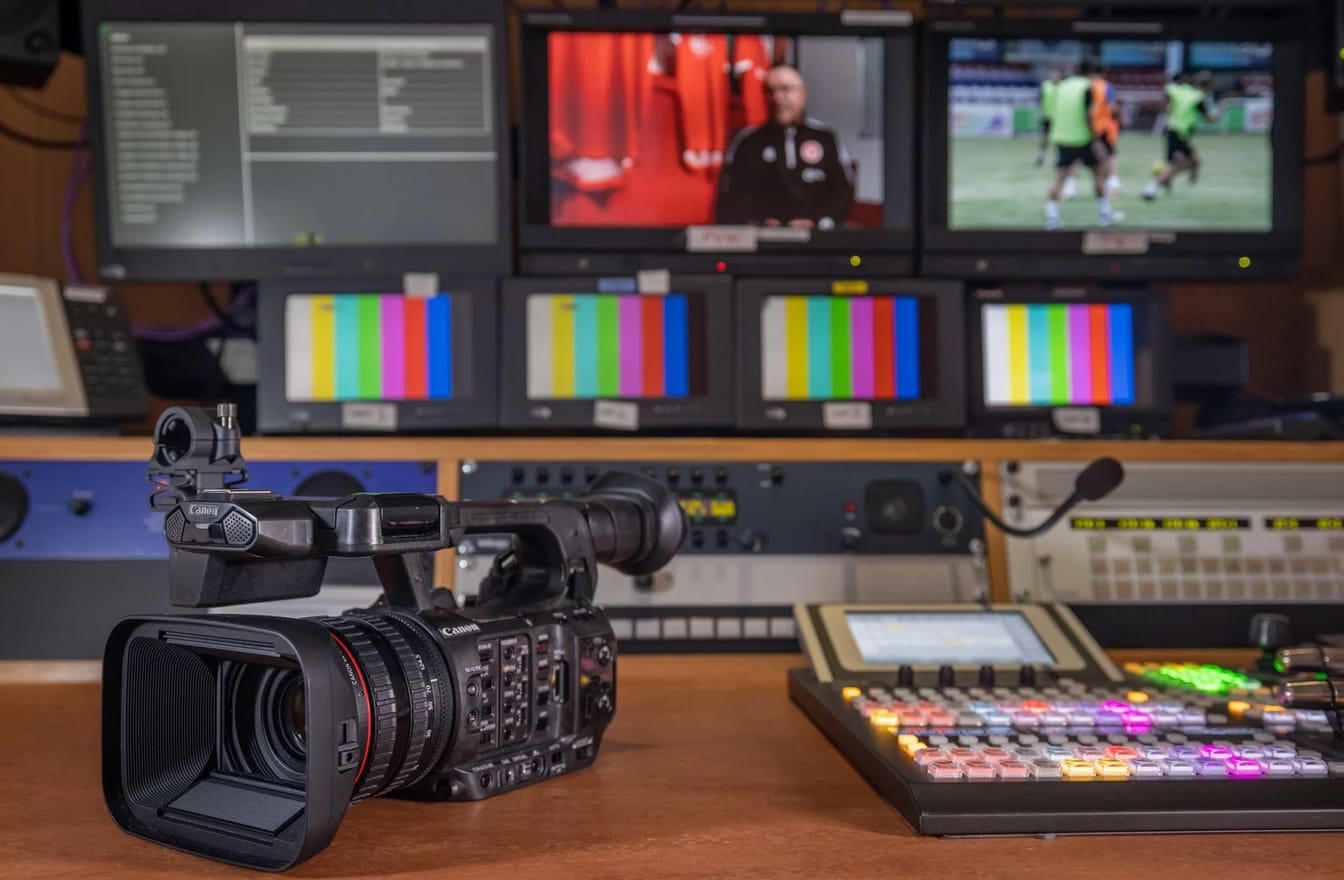 מצלמת וידאו מקצועית Canon XF605 UHD 4K - צבע שחור שלוש שנות אחריות ע"י היבואן הרשמי