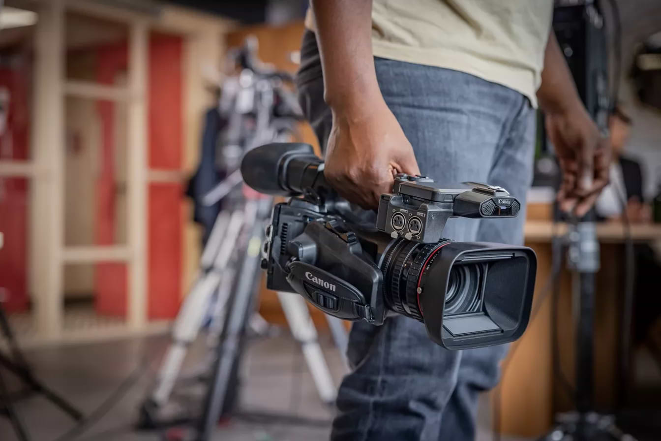 מצלמת וידאו מקצועית Canon XF605 UHD 4K - צבע שחור שלוש שנות אחריות ע"י היבואן הרשמי