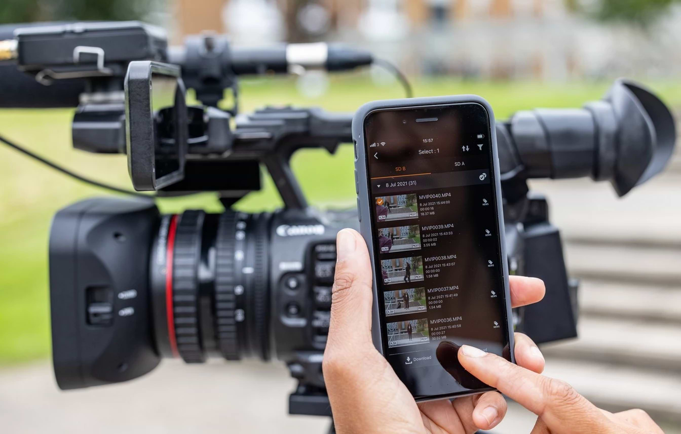 מצלמת וידאו מקצועית Canon XF605 UHD 4K - צבע שחור שלוש שנות אחריות ע"י היבואן הרשמי