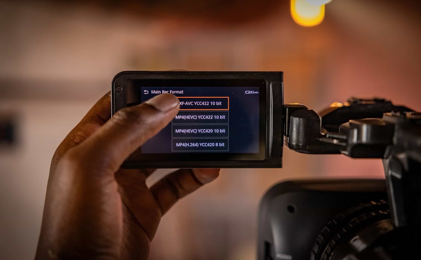 מצלמת וידאו מקצועית Canon XF605 UHD 4K - צבע שחור שלוש שנות אחריות ע"י היבואן הרשמי