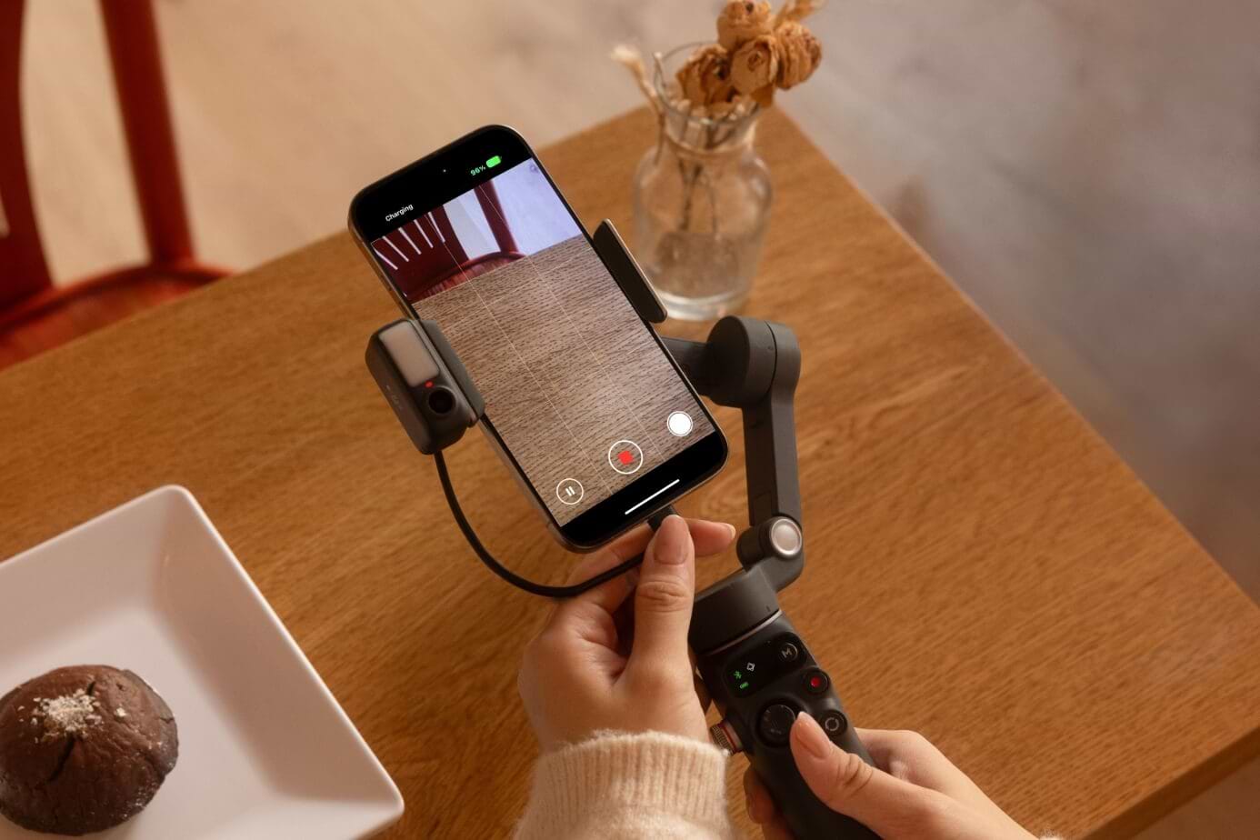 מייצב לסמארטפון DJI Osmo Mobile 7P - צבע אפור שנה אחריות ע"י היבואן הרשמי