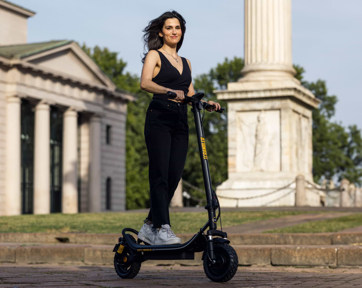 קורקינט חשמלי מתקפל Ducati Scrambler City Cross-E UP - צבע שחור שנה אחריות ע"י היבואן הרשמי