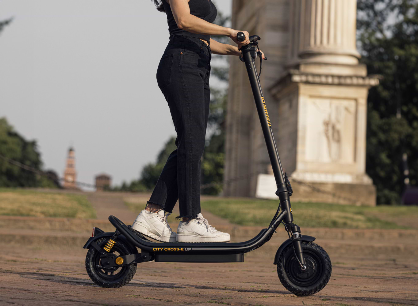קורקינט חשמלי מתקפל Ducati Scrambler City Cross-E UP - צבע שחור שנה אחריות ע"י היבואן הרשמי