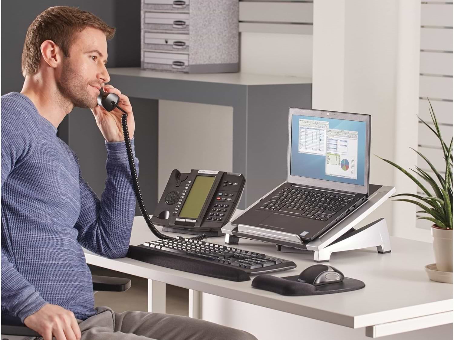 מעמד הגבהה מתכוונן למחשב נייד Fellowes Office Suites Laptop Riser - צבע כסוף ושחור