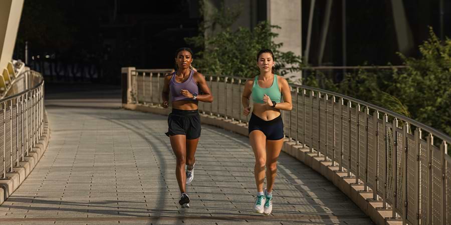 שעון ספורט חכם Garmin Forerunner 165 Music GPS 43mm - צבע שחור שנתיים אחריות ע"י היבואן הרשמי