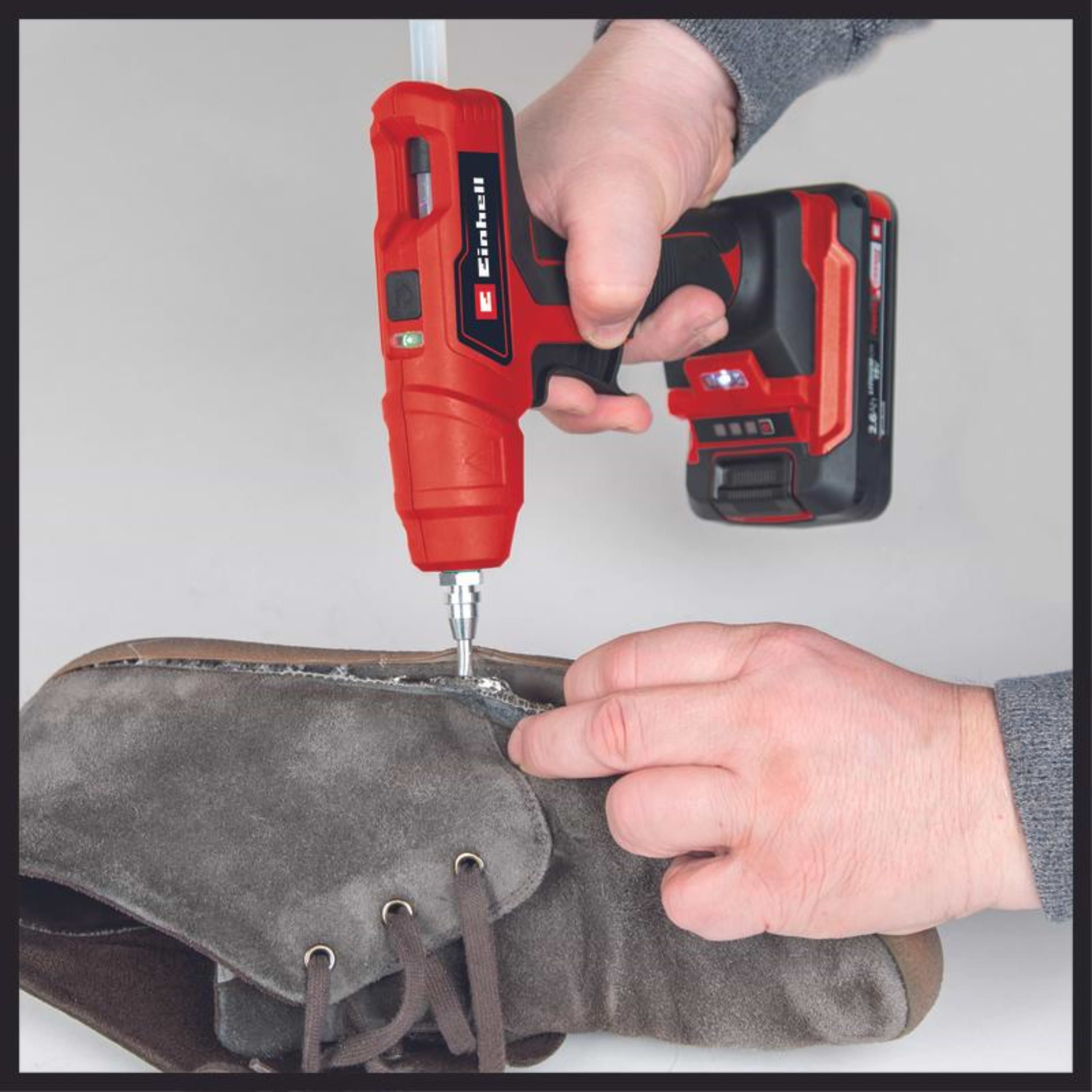 אקדח דבק חם נטען 18V + סוללה 2.5Ah ומטען TE-CG 18 LI KIT 2.5Ah Einhell