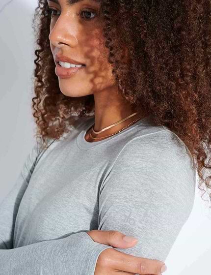 טי שירט ממותג בגדי היוגה הקליפורני Alo Yoga לנשים