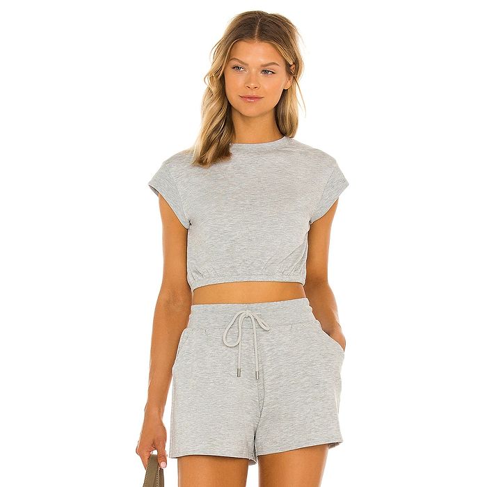 טי שירט קצרה Alo Yoga נשים דגם  Dreamy Crop