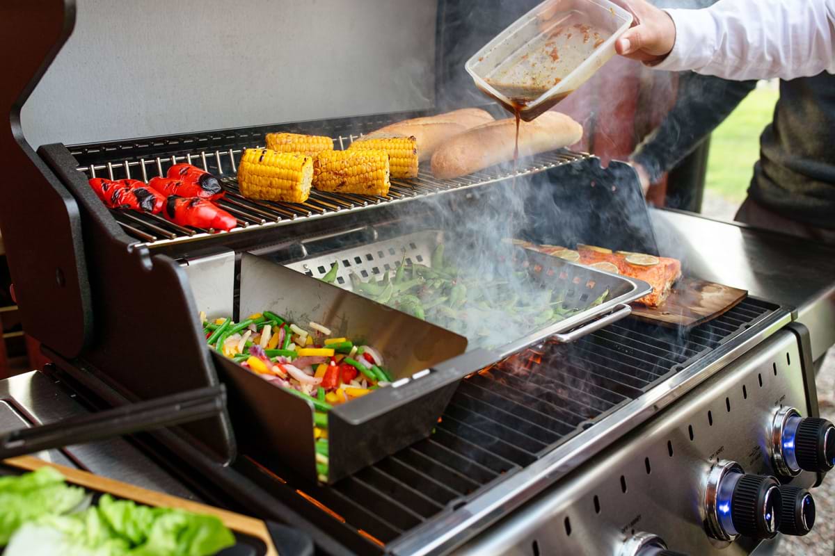 גריל גז 4 מבערים Baron s 490 IR עם כירת צד ושיפוד Broil King 64,000 BTU