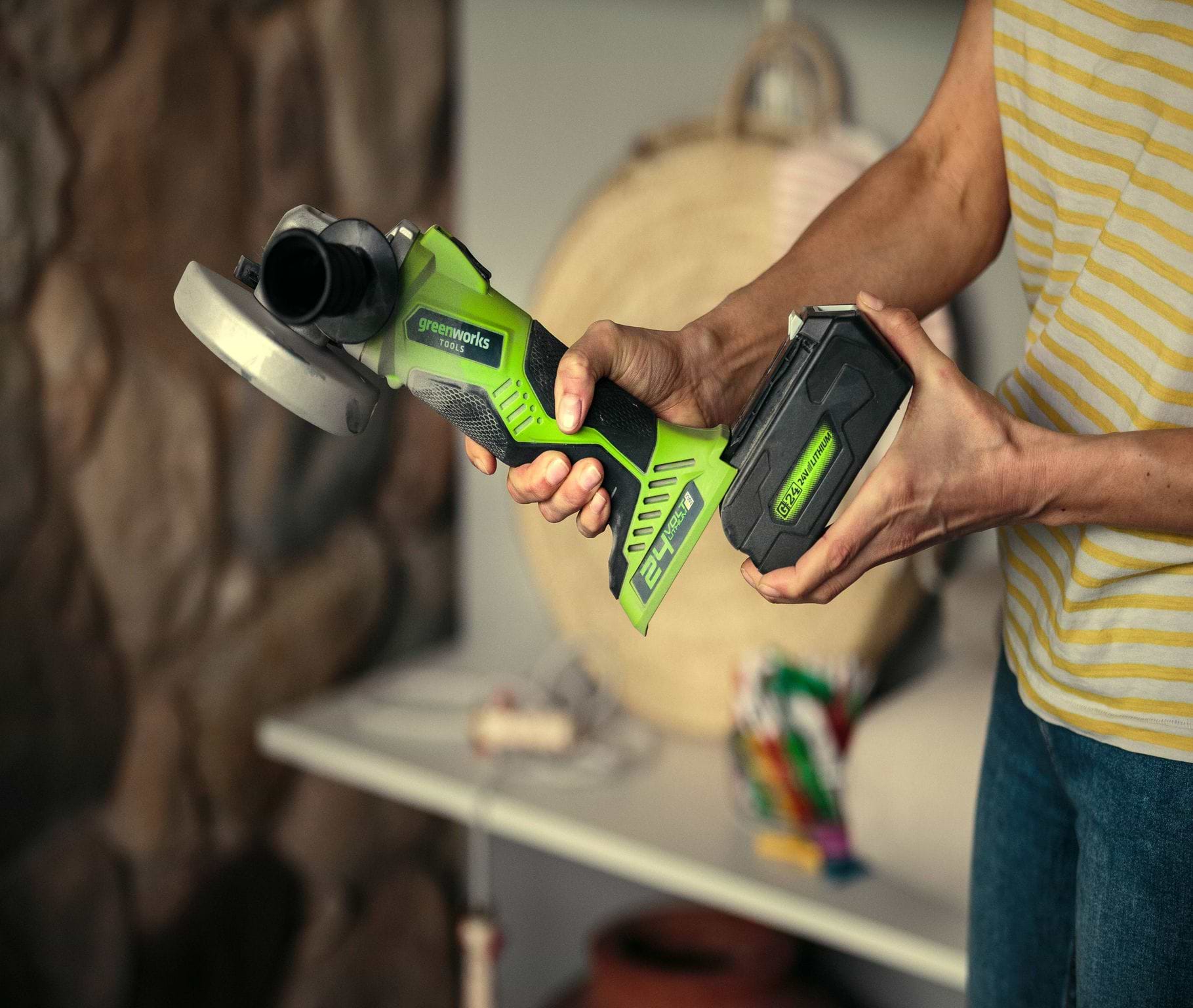 משחזת זווית ''5 (125 מ''מ) 24V Brushless עם 1X4.0Ah + מטען מהיר Greenworks