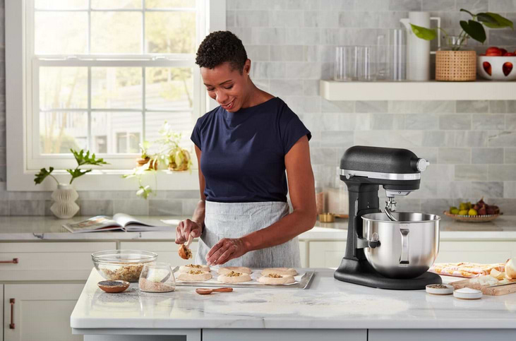 מיקסר עם קערת נירוסטה 6.6 ליטר KitchenAid 5KSM70SHXEAC - צבע שחור פחם אחריות ע"י היבואן הרשמי 