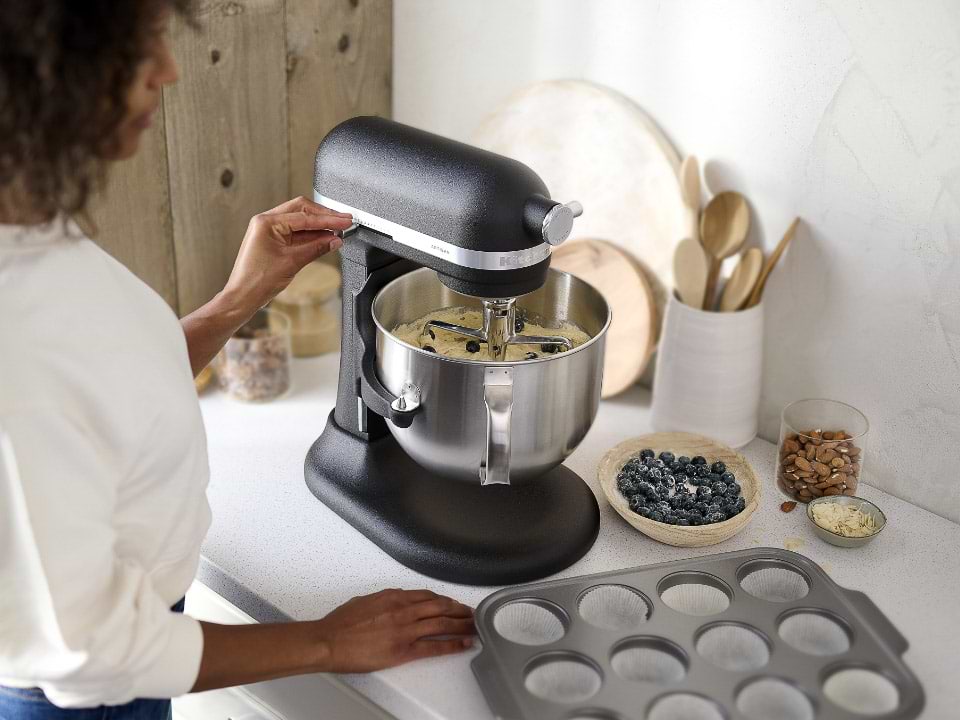 מיקסר עם קערת נירוסטה 6.6 ליטר KitchenAid 5KSM70SHXEAC - צבע שחור פחם אחריות ע"י היבואן הרשמי 