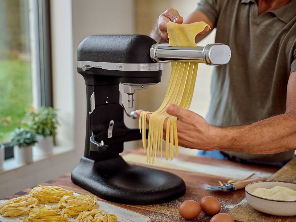 מיקסר עם קערת נירוסטה 6.6 ליטר KitchenAid 5KSM70SHXEAC - צבע שחור פחם אחריות ע"י היבואן הרשמי 