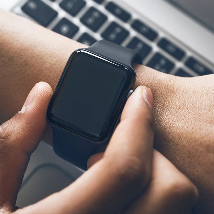 רצועות שעון ומגן מסך Skech ל Apple Watch 7 44mm - צבע צהוב שנה אחריות ע"י היבואן הרשמי