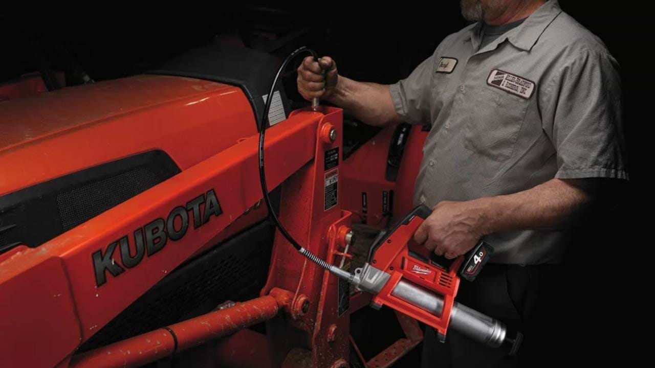 אקדח גריז מגרזת 12V עם 2 סוללות 4AH ומטען 2446-22-4AH / M12 GG MILWAUKEE