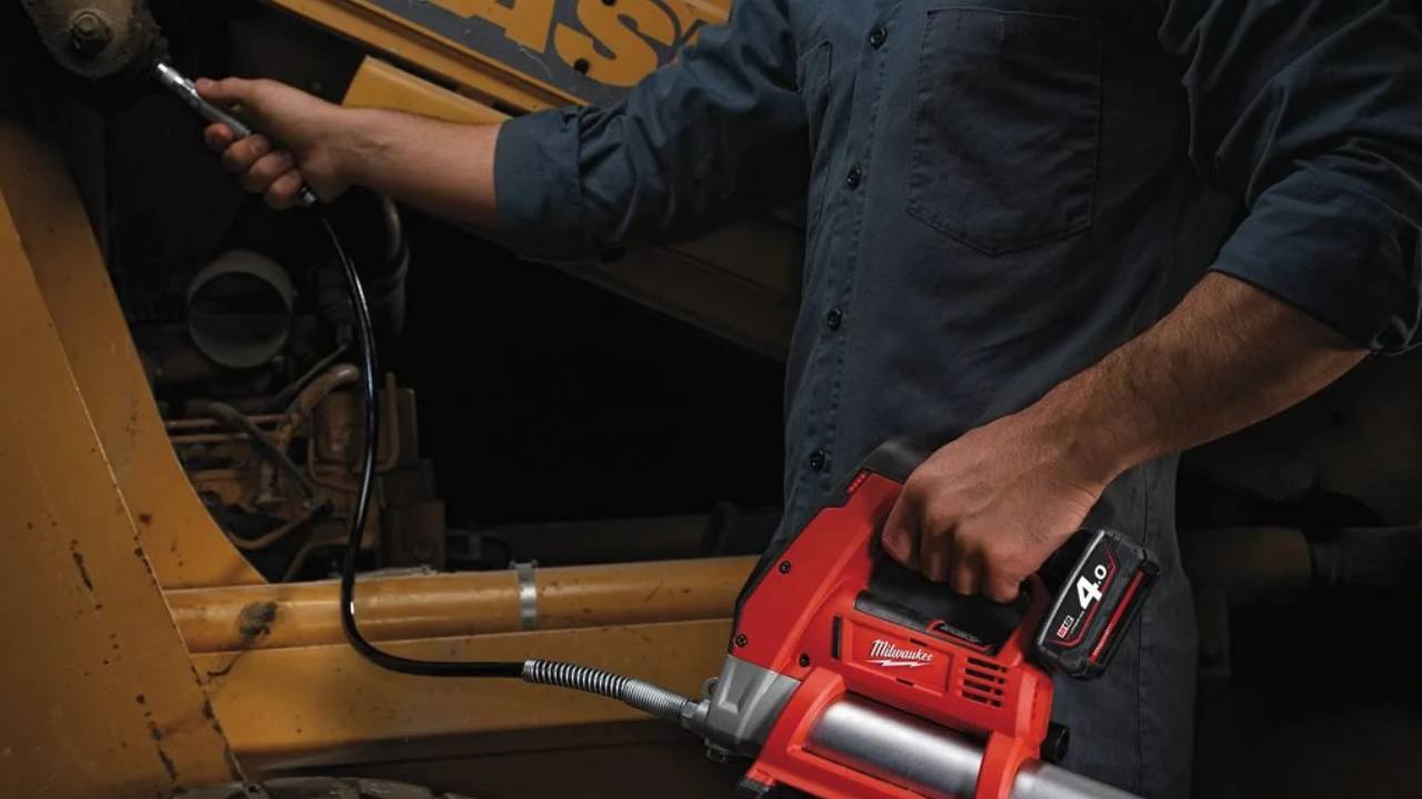 אקדח גריז מגרזת 12V עם 2 סוללות 4AH ומטען 2446-22-4AH / M12 GG MILWAUKEE