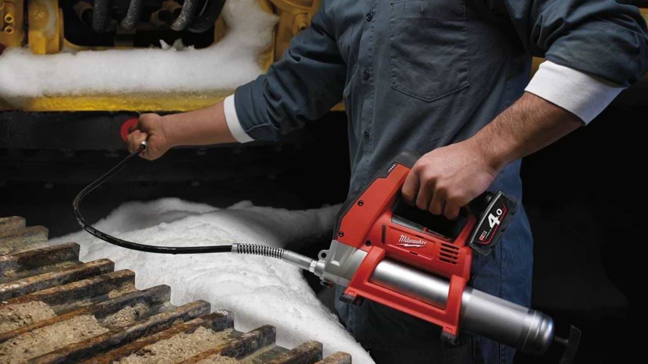 אקדח גריז מגרזת 12V עם 2 סוללות 4AH ומטען 2446-22-4AH / M12 GG MILWAUKEE
