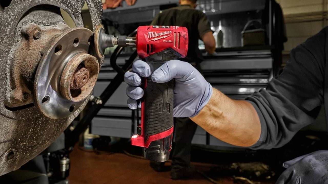 משחזת ציר זוויתית 12V פיול בראשלס עם בורר מהירויות 2485-20 / M12 FDGA MILWAUKEE-גוף בלבד