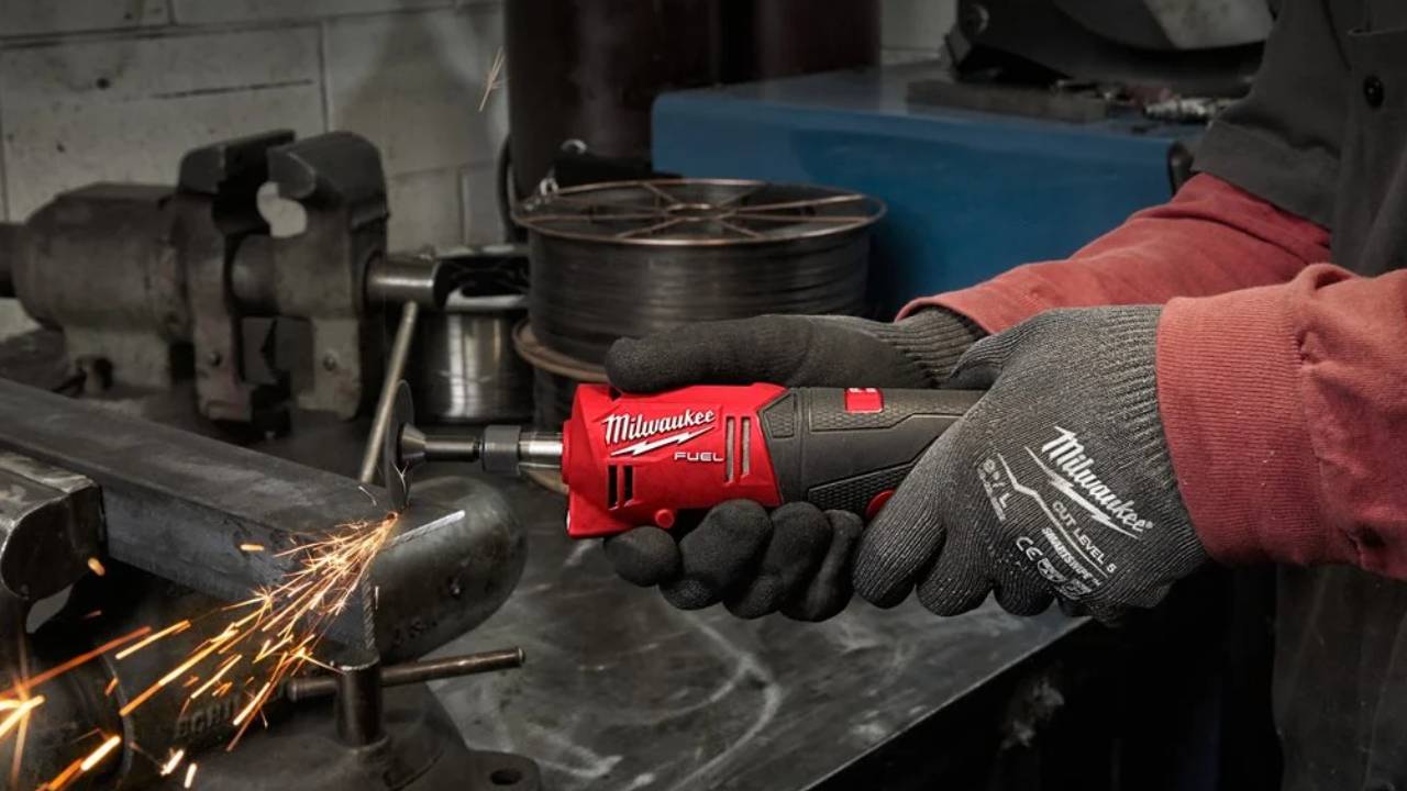 משחזת ציר 12V פיול בראשלס עם 3 מהירויות עבודה 2486-20 / M12 FDGS MILWAUKEE-גוף בלבד