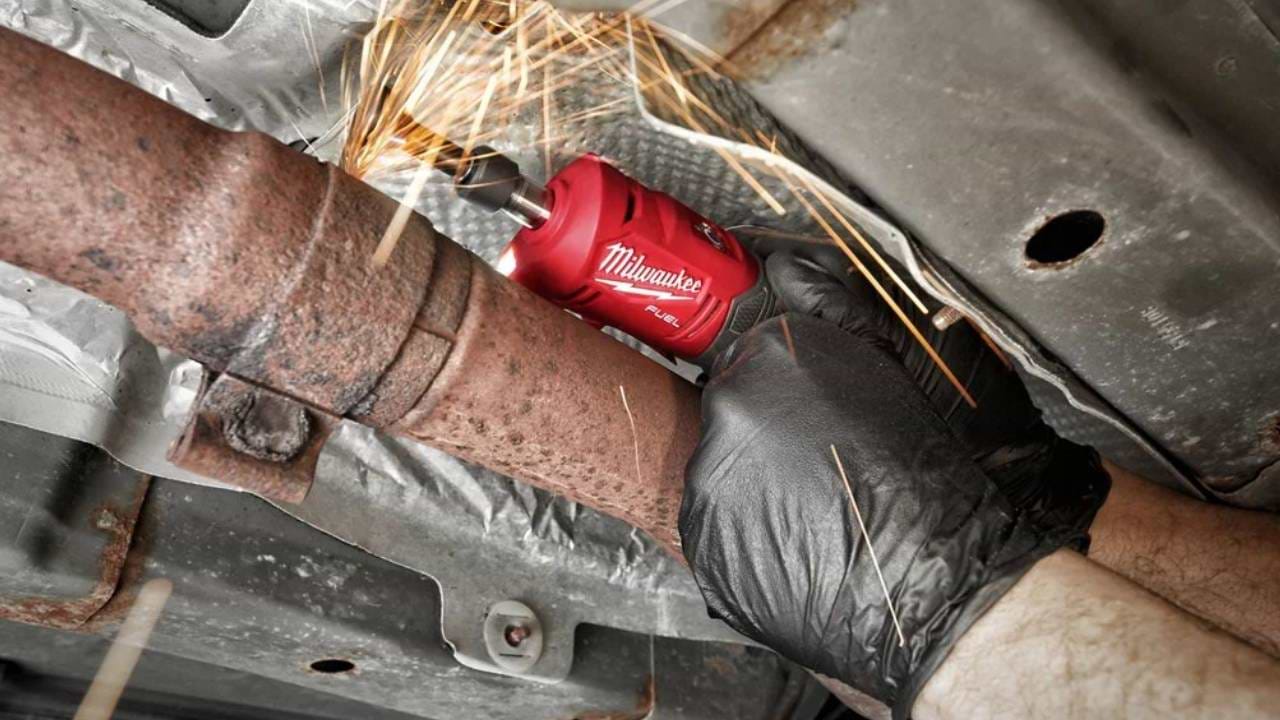 משחזת ציר 12V פיול בראשלס עם 3 מהירויות עבודה 2486-20 / M12 FDGS MILWAUKEE-גוף בלבד