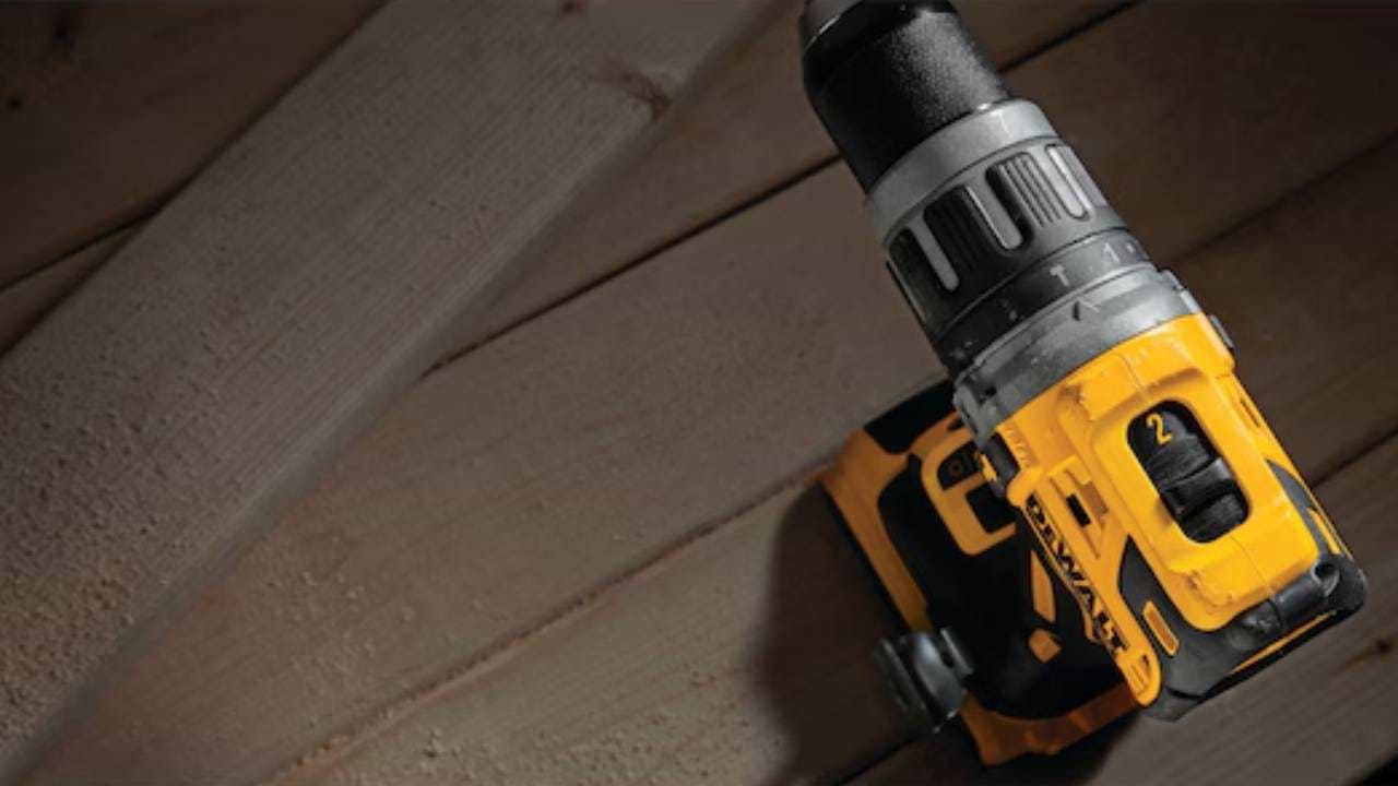 מברגה + מקדחה בראשלס רוטטת DeWALT DCD796P2-4AH 18V XR Li-Ion Brushless – כולל 2 סוללות 18V 4Ah ומטען מהיר