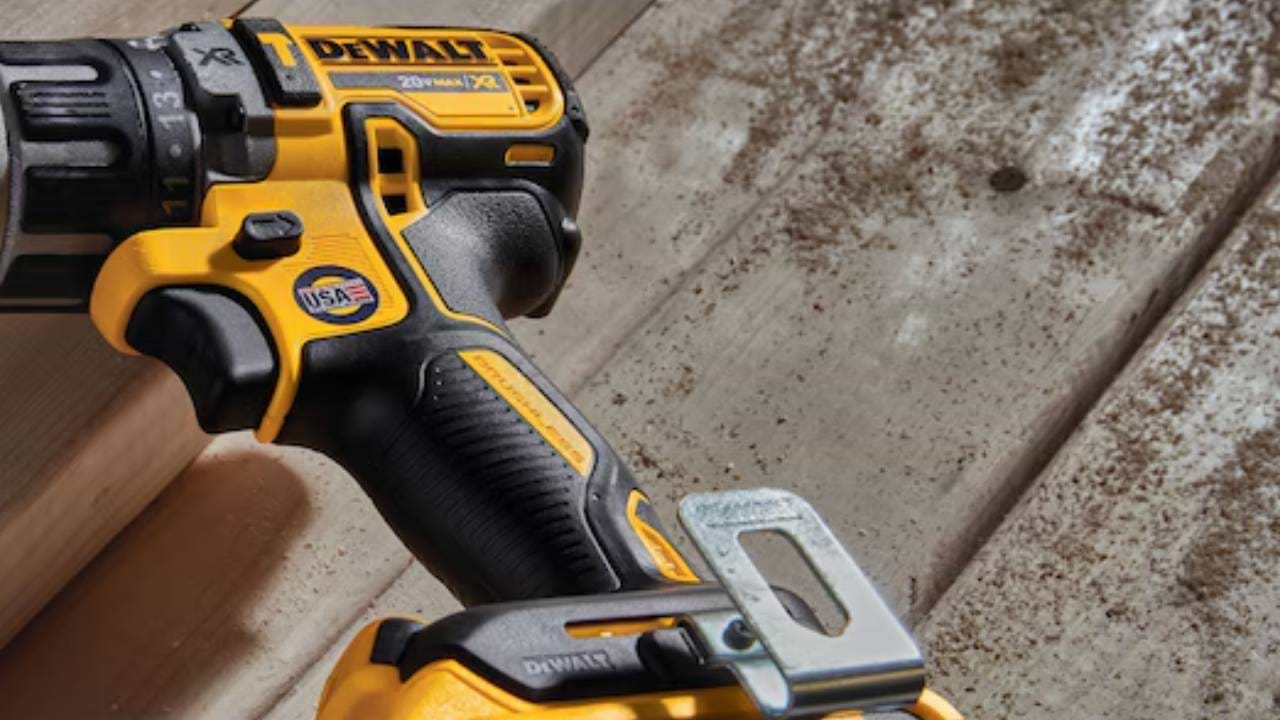 מברגה + מקדחה בראשלס רוטטת DeWALT DCD796P2-4AH 18V XR Li-Ion Brushless – כולל 2 סוללות 18V 4Ah ומטען מהיר