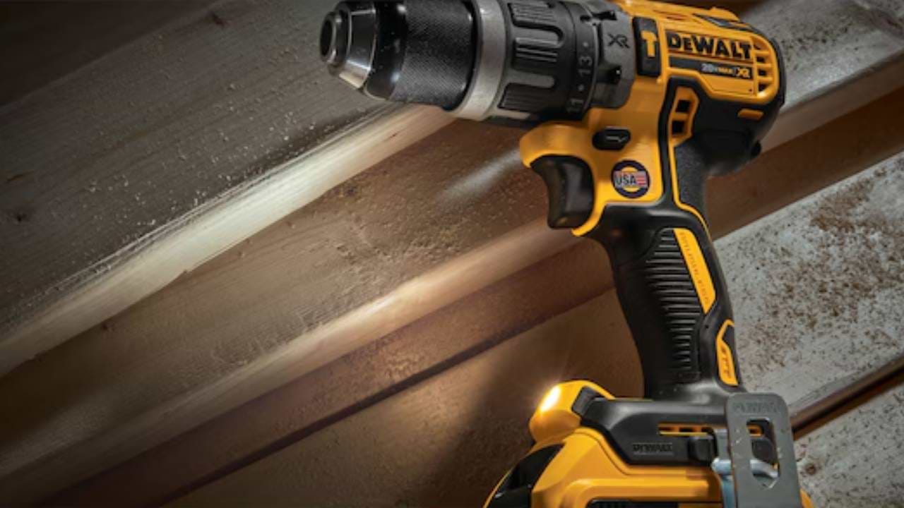 מברגה + מקדחה בראשלס רוטטת DeWALT DCD796P2-4AH 18V XR Li-Ion Brushless – כולל 2 סוללות 18V 4Ah ומטען מהיר
