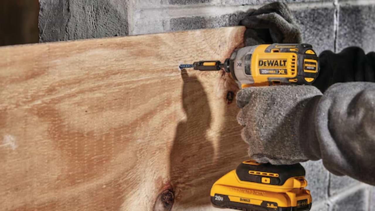 מברגת אימפקט בראשלס DeWALT DCF887P2-5AH 18V/20V XR Li-Ion Brushless – כולל 2 סוללות 18V 5Ah ומטען מהיר