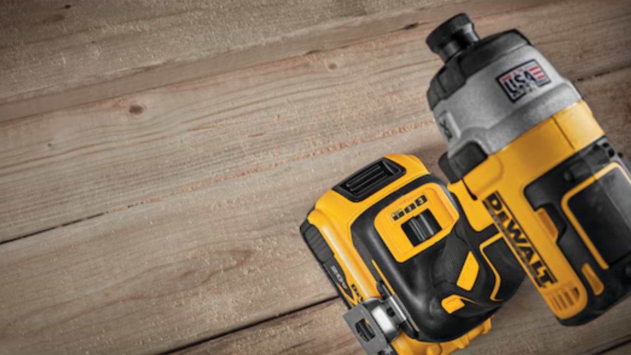 מברגת אימפקט בראשלס DeWALT DCF887P2-5AH 18V/20V XR Li-Ion Brushless – כולל 2 סוללות 18V 5Ah ומטען מהיר