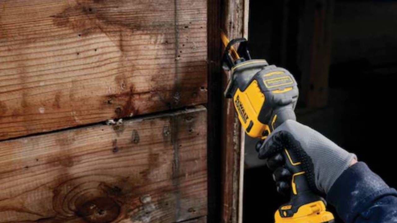 מסור חרב יד אחת 12V בראשלס DCS312N DeWALT- גוף בלבד