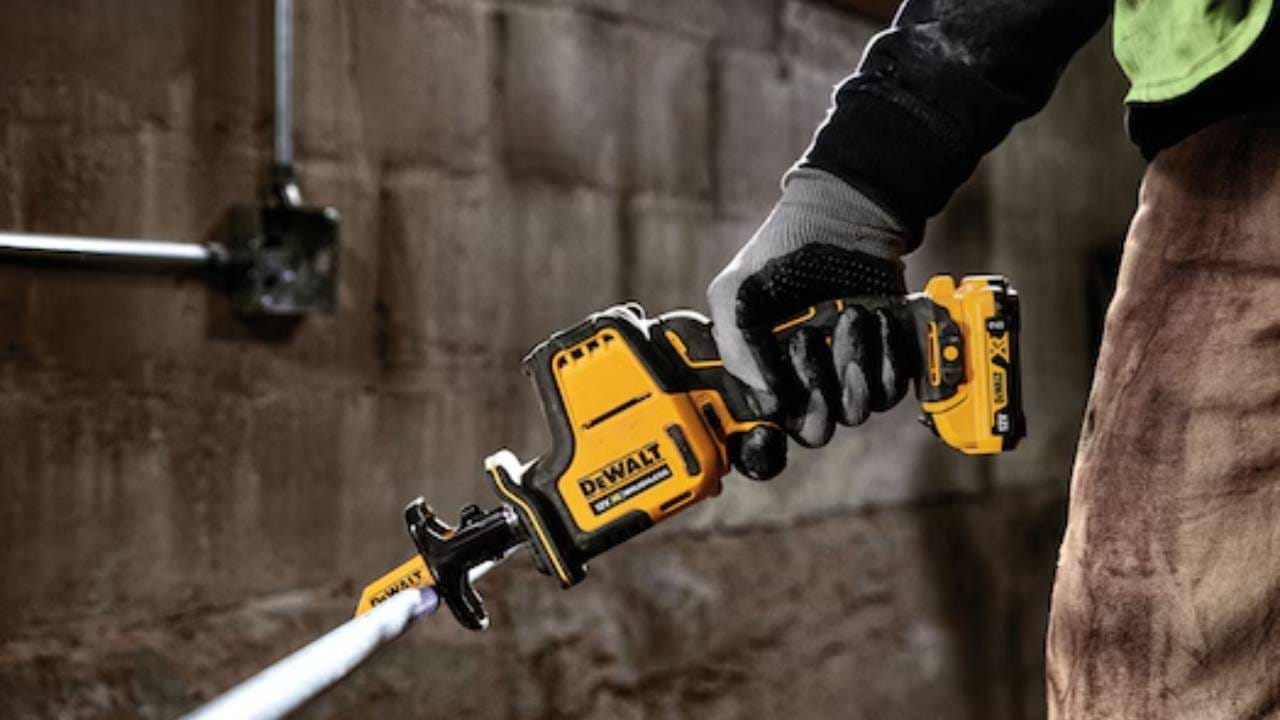 מסור חרב יד אחת 12V בראשלס DCS312N DeWALT- גוף בלבד